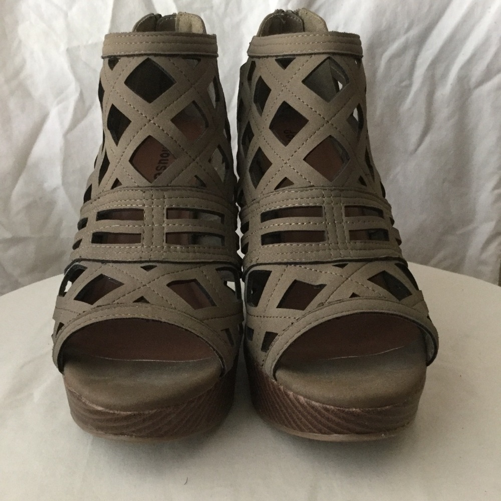 Green-olive color wedges